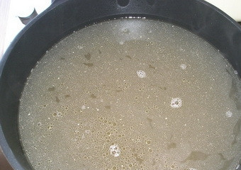 1. Этап. Суп из говядины с томатной пастой: Варим бульон два часа на медленном огне. Затем овощи и говядину вынимаем из кастрюли.