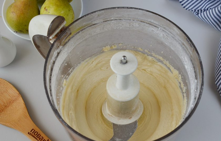 1. Этап. Грушевый пирог: Получается кремовая однородная масса.