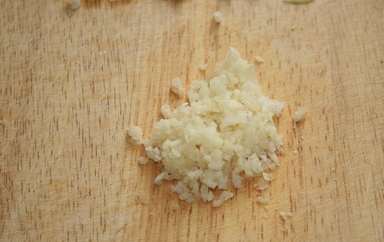 1. Этап. Томатный суп-пюре для похудения: Чеснок чистим и измельчаем ножом или чесночницей.