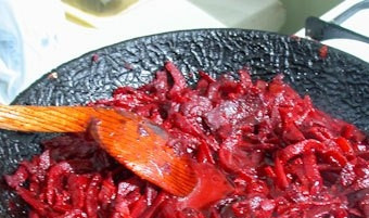 1. Этап. Свекла, тушенная с луком: Добавьте в сковородку немного воды, влейте винный или виноградный уксус. Тушите под закрытой крышкой на протяжении пятнадцати минут. В конце посолите блюдо. Подавайте, украсив свеклу рубленым укропом.