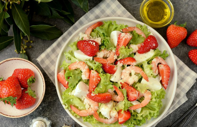 1. Этап. Салат с креветками и клубникой: Необычный, но очень вкусный салат с креветками и клубникой готов. Подавайте сразу же после приготовления.