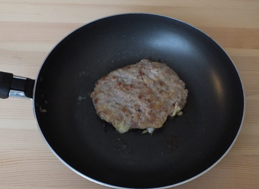 1. Этап. Лепешки из фарша: 6. Держите лепешку с одной стороны 3 минуты, после переверните, накройте крышкой и еще 3 минуты. Поддерживайте средний огонь. Если лепешка начнет подгорать, убавьте огонь.