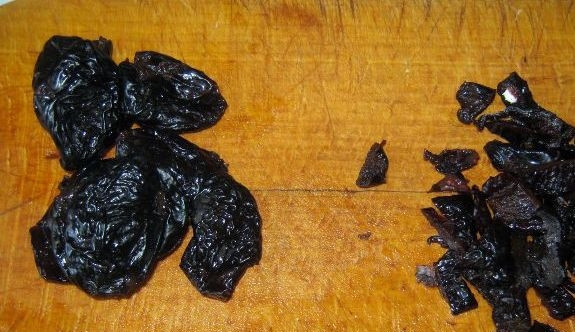 1. Этап. Тефтели с черносливом: Чернослив хорошенько промываем под холодной водой и нарезаем на небольшие брусочки.