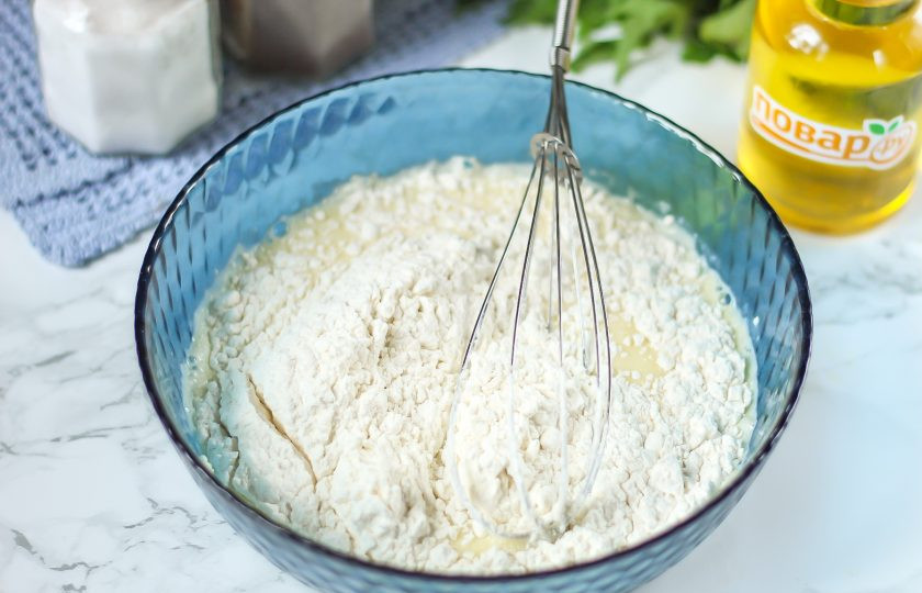 1. Этап. Фриттатензуппе: Всыпьте пшеничную муку высшего сорта по частям в емкость, вмешивая ее в жидкую основу. Влейте растительное масло и перемешайте.