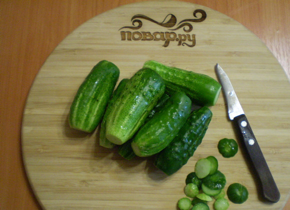 1. Этап. Закатка огурцов в литровые банки: Стерилизуем крышки и банки. Огурцы моем и отрезаем попки.