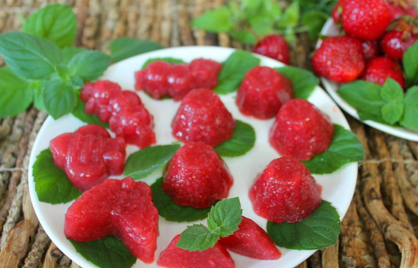 1. Этап. Мармелад из клубники в домашних условиях: Когда мармелад застынет, извлекаем его из формочек и перекладываем на плоскую тарелку. Дополнить мармелад можно листочками мяты. Угощайтесь!