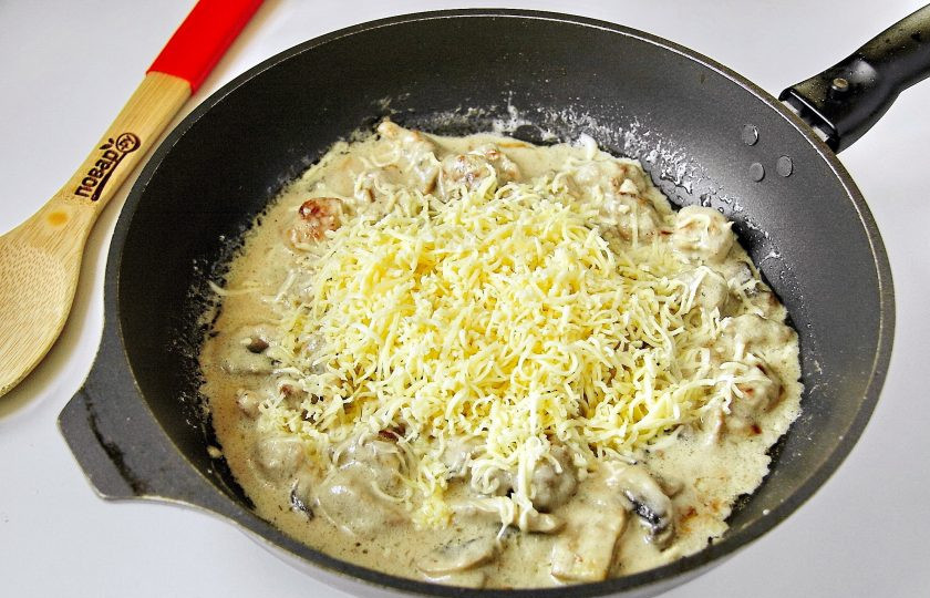 1. Этап. Мясной пай: Дайте соусу загустеть, добавьте соль по вкусу и снимите сковороду с плиты. Добавьте в еще горячий соус тертый сыр и быстро перемешайте.