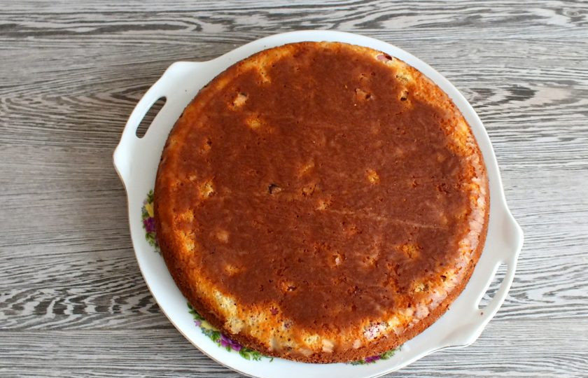 1. Этап. Шарлотка с ревенем: Пирог переложите на блюдо, охладите и подавайте на стол.