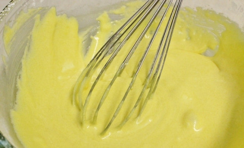 1. Этап. Крем заварной для медовика: 1. В небольшой мисочке соедините желтки и сахар. Взбейте венчиком и добавьте просеянную муку и крахмал. Тщательно перемешайте так, чтобы не образовались комочки.