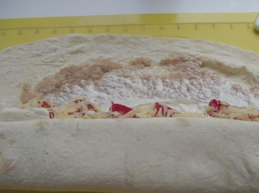 1. Этап. Лаваш с фаршем и сыром: 9. Аккуратно свернуть лаваш рулетом.