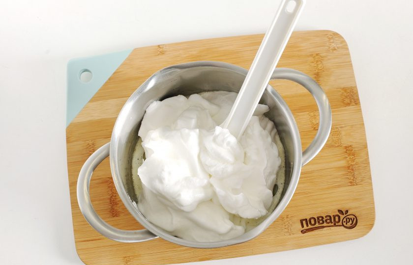 1. Этап. Розовый бисквит: Отдельно взбейте белки с оставшимся сахаром до устойчивых пиков и добавьте их к желтковой массе.