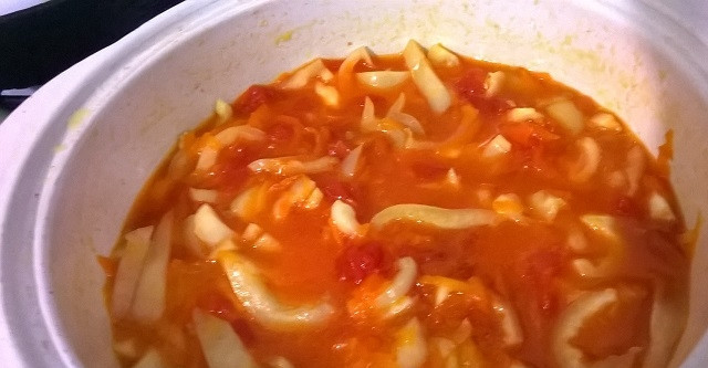 1. Этап. Домашнее лечо: 6. В самом конце добавьте столовый уксус, по необходимости соль или сахар. Накройте крышкой и готовьте еще 10 минут.