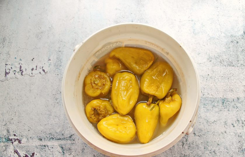 1. Этап. Таркинский перец: Уберите ведро с перцем в темное место и оставьте при комнатной температуре на 14 дней. Каждый день нужно шевелить перцы, чтобы рассол проник внутрь.