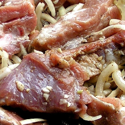 1. Этап. Свиные ребрышки в мультиварке: Ребрышки сложить в мультиварку, добавить порезанный лук, розмарин и чеснок. Включить режим 