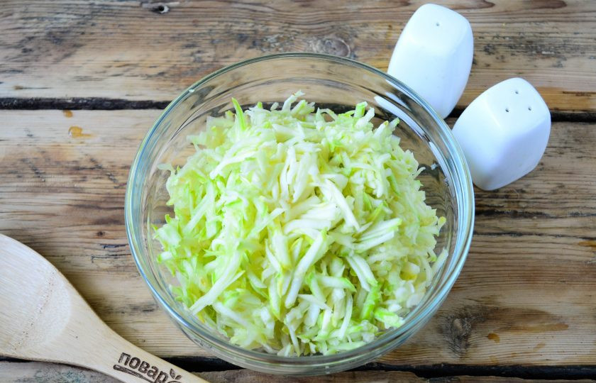 1. Этап. Кабачковый торт с помидорами и сыром: Кабачок натрите на крупной терке и слегка отожмите, чтобы убрать жидкость.