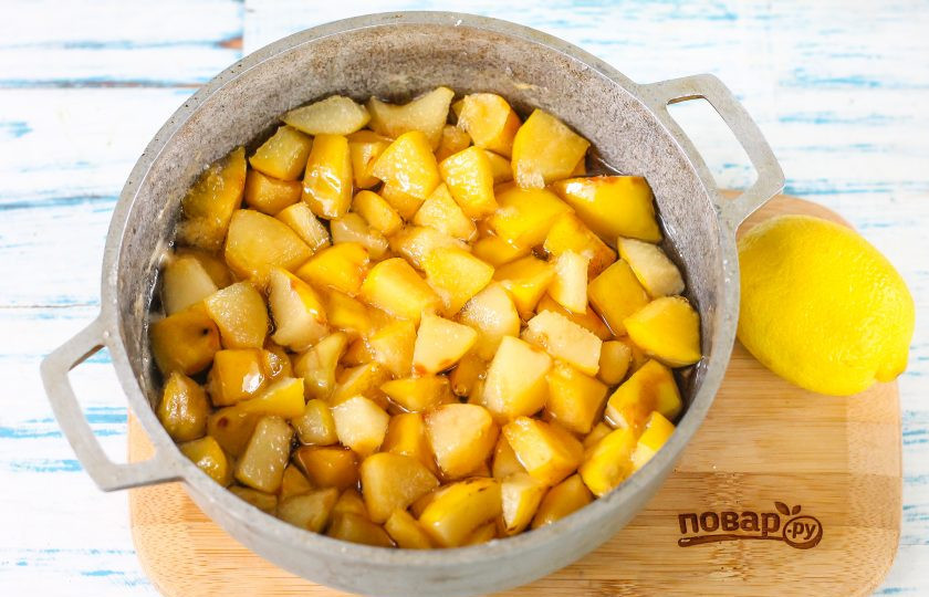 1. Этап. Варенье из японской айвы: Влейте воду и лимонный сок, перемешайте содержимое емкости и поместите емкость на плиту. Доведите до кипения и отварите варенье около 5-10 минут, затем выключите нагрев и остудите его около 2 часов на холоде. После чего прогрейте снова 5-10 минут и снова остудите.