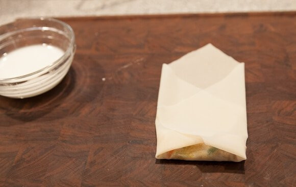 1. Этап. Спринг роллы с курицей: 9. Аккуратно сверните.