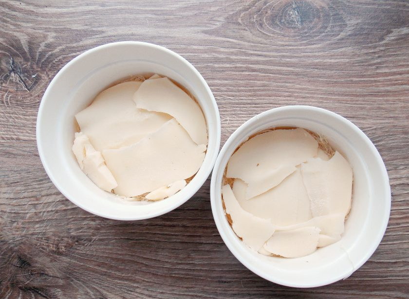 1. Этап. Кюнефе: Тонко порежьте сыр и выложите поверх теста.