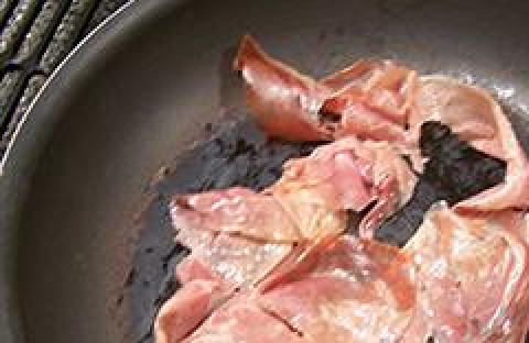 1. Этап. Легкий Панини: Слегка обжариваем тонкие кусочки мяса.