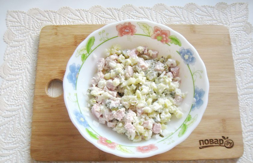 1. Этап. Салат со свининой и солеными огурцами: Перемешайте все ингредиенты салата.