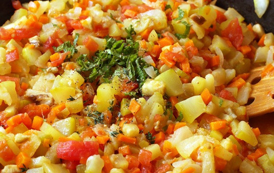 1. Этап. Икра из патиссонов на зиму: 2. Готовим до мягкости овощей, затем добавим специи, соль и сахар по вкусу. Перемешаем тщательно.