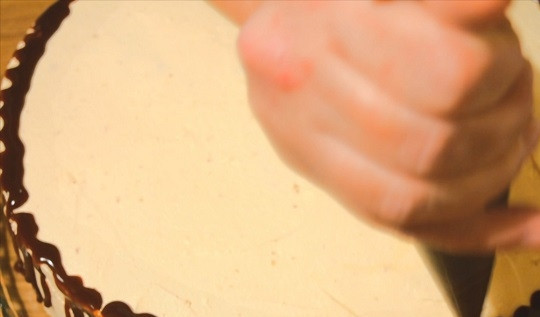 1. Этап. Фруктовый торт с масляно-заварным кремом: 7. Остатки крема распределите по верху и бокам торта. Отправьте его часа на 1.5 в холодильник, чтобы крем застыл. Шоколад и сливочное масло растопите и украсьте тортик глазурью.