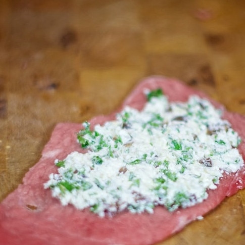 1. Этап. Рулетики из телятины: Теперь сверните рулетики. Для этого нужно положить отбитый кусочек вырезки, на его край положить достаточное количество начинки.