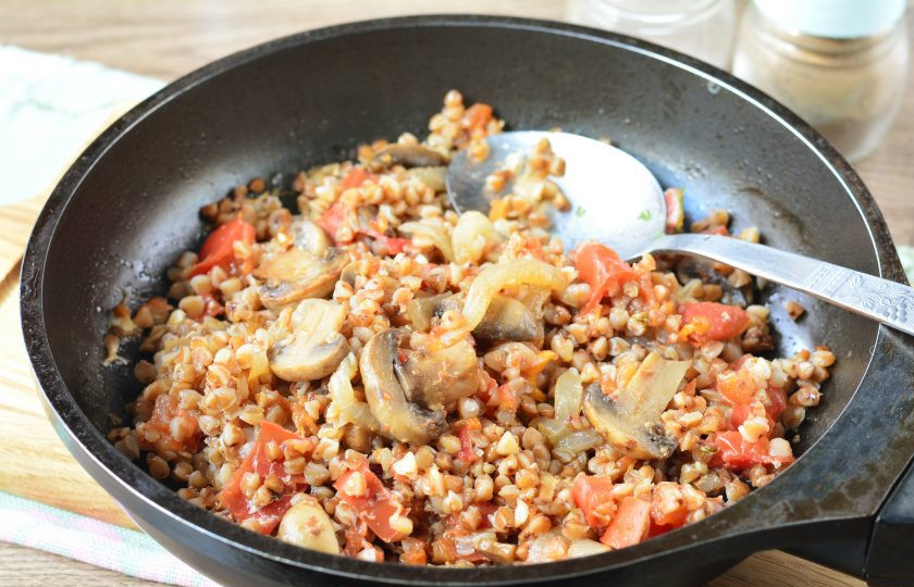 1. Этап. Гречка с грибами и помидорами: Каша готова.