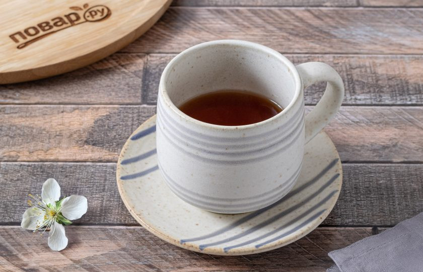 1. Этап. Чай с молоком и медом: Налейте в кружку черный чай.