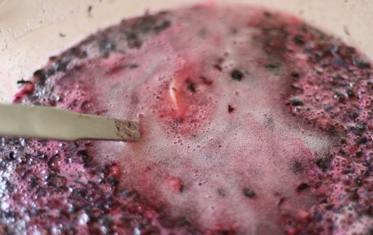 1. Этап. Джем из черники: Содержимое кастрюли перелить в чернику. Хорошенько все перемешивать в течение трех минут. Сахар должен полностью раствориться.