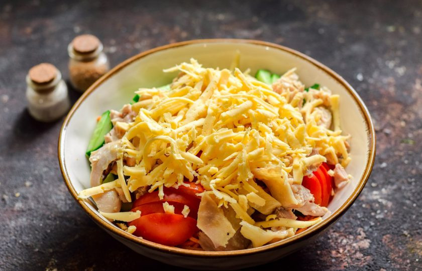 1. Этап. Салат Муравейник с корейской морковью: Следом добавьте тертый твердый сыр.