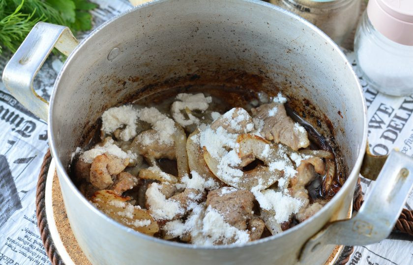 1. Этап. Бефстроганов с гречкой: Присыпьте мясо мукой.