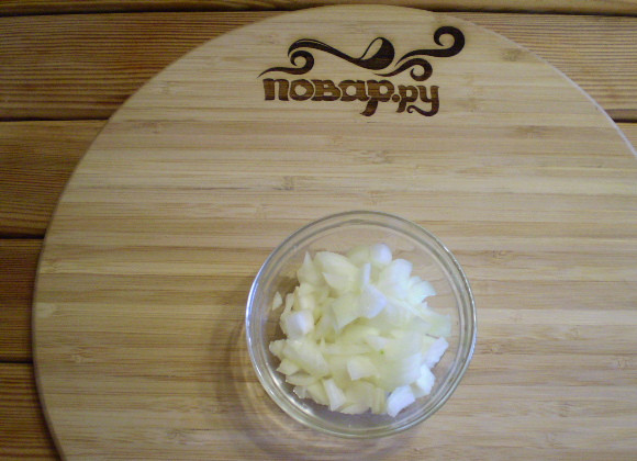 1. Этап. Простой и быстрый суп: 3. Лук порежьте кубиками. Поставьте воду закипать. Посолите.