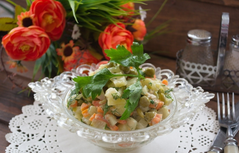 1. Этап. Картофельный салат с кальмарами и огурцами: 7. Подайте салат к столу. Очень вкусно, когда салат только сделан, и вкусно, когда он остыл.