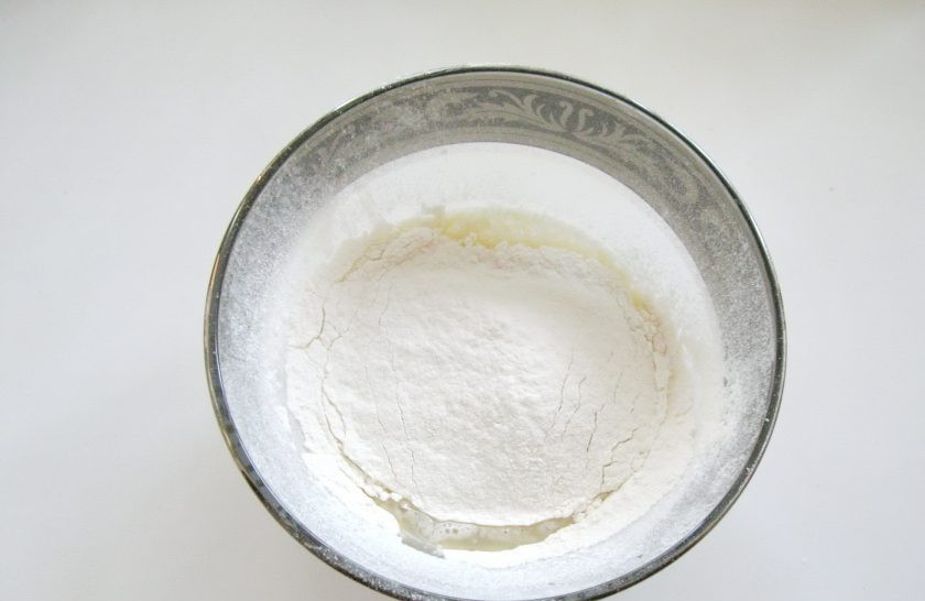 1. Этап. Пицца с колбасой и болгарским перцем: Постепенно всыпьте просеянную муку.