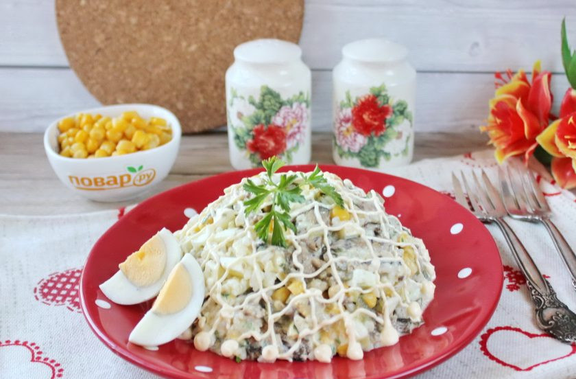 1. Этап. Салат из шпрот и кукурузы: Украсьте салат и подавайте к столу в будни и праздники.