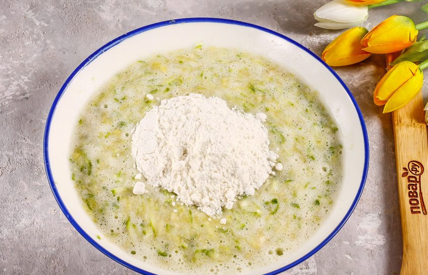 1. Этап. Оладьи из кабачков с бананом: Всыпьте пшеничную муку и вмешайте ее в тесто. По желанию можете добавить немного разрыхлителя, примерно 1/4 ч.л.