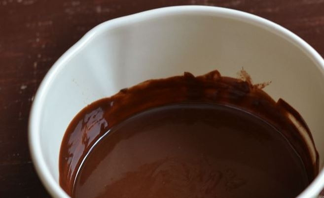 1. Этап. Конфетки: Поставьте сотейник на водяную баню или на медленный огонь на плиту. Растопите ингредиенты, постоянно помешивая, до однородного состояния.