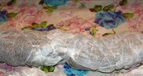 1. Этап. Бастурма по-армянски: Перевяжите говядину марлей и бечёвкой или ниткой. Повесьте в проветриваемое помещение.