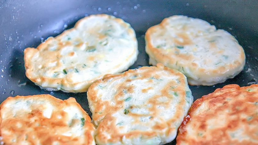 1. Этап. Закусочные оладьи с зеленым луком и яйцом: 6. Выложите на сковороду и жарьте. Не используйте много масла для жарки, лучше добавлять его по мере необходимости.