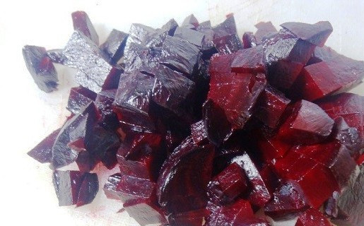 1. Этап. Свекольный салат с козьим сыром: Свеклу порежьте кубиками.