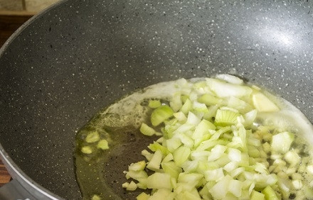 1. Этап. Говядина с луком и сметаной: И обжариваем лук с чесноком до золотистого цвета. А затем перекладываем в другую посуду.