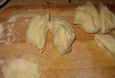 1. Этап. Хинкали в пароварке: Из готового тесто делаем колбаску и разделяем ее на небольшие кусочки, каждый обмакиваем немного в муке.