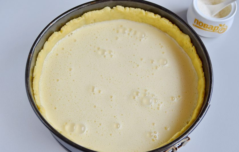 1. Этап. Ванильный сметанник: 7. Перелейте начинку. Начинка не должна доходить до края бортиков на 1-1,5 см, она немного растет в духовке.