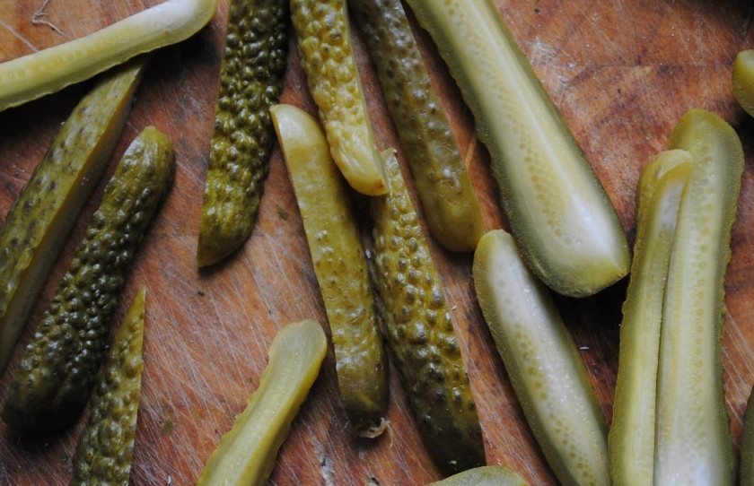 1. Этап. Соленые огурцы в кляре: Огурцы порезать вдоль на 4 части.