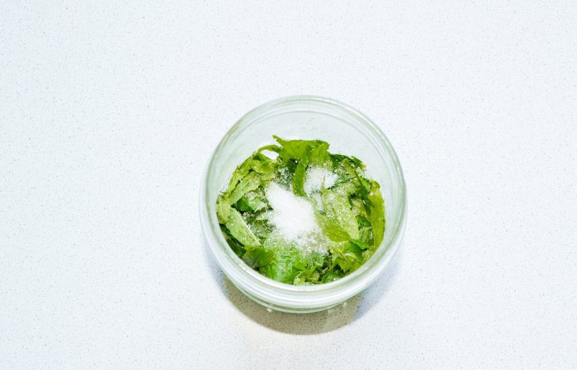 1. Этап. Мятная настойка на самогоне: Добавьте сахар и пару минут растирайте, чтобы мята выделила немного сока.