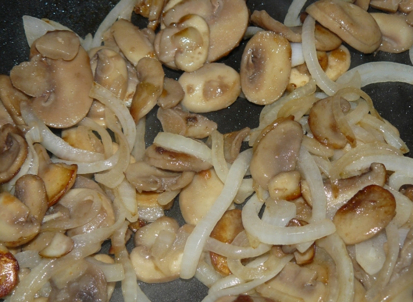 1. Этап. Салат Обжорка с грибами: 2. Грибы режем не крупно, а лук режем тонкими полукольцами. Обжарим на растительном масле и остудим.