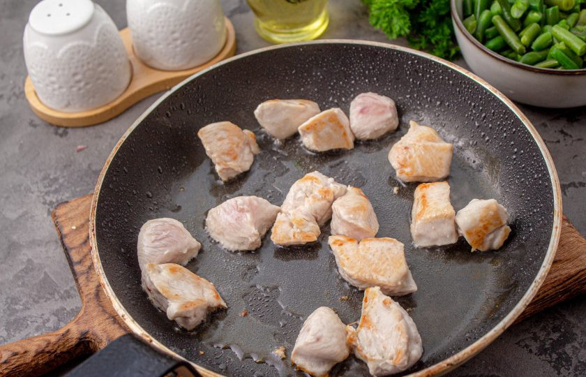 1. Этап. Лобио из фасоли с курицей: Куриное филе нарежьте средними кусочками. Выложите в сковороду с растительным маслом и обжарьте до румяности.