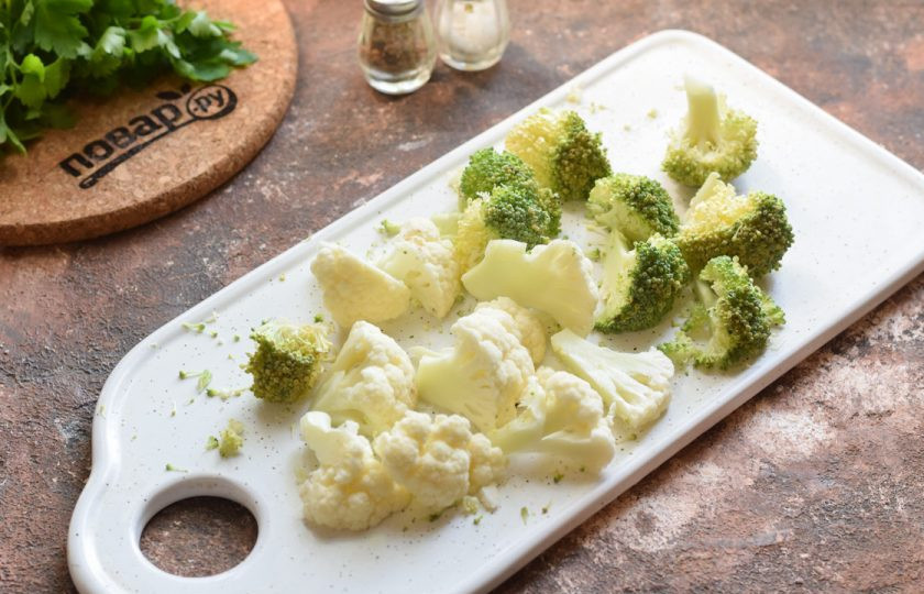 1. Этап. Овощное рагу в мультиварке для диабетиков: Цветную капусту и брокколи ополосните и нарежьте небольшими частями.