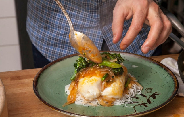 1. Этап. Тушеная треска с брокколи: Сначала выложите на блюдо вермишель, потом рыбку тушеную и сверху овощи.